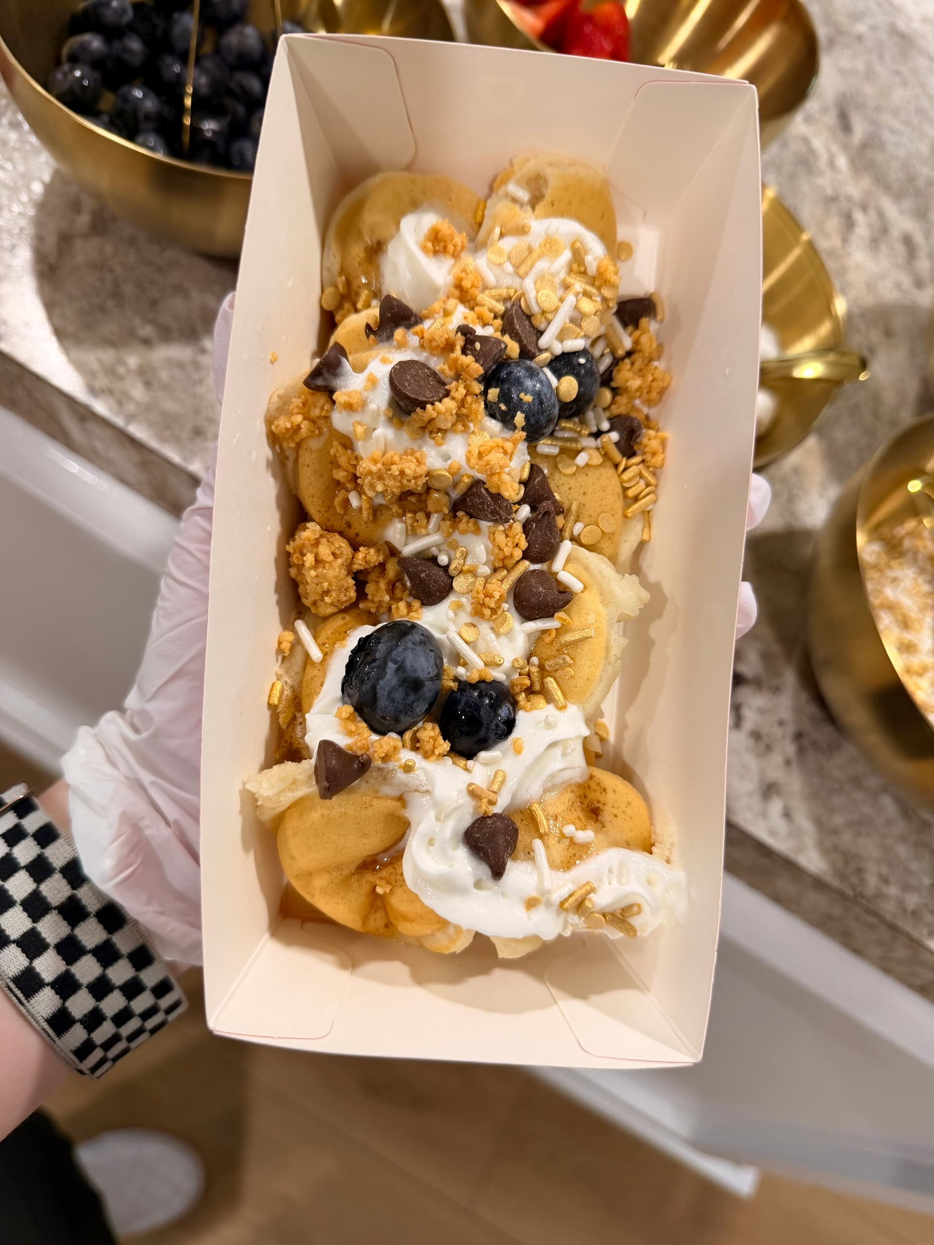 Fluffy mini pancakes cooked to order with a verity of toppings and drizzles.